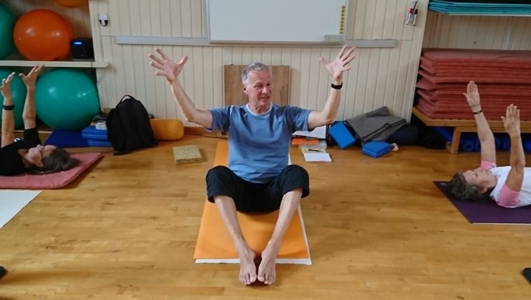Yoga med Benny i salen